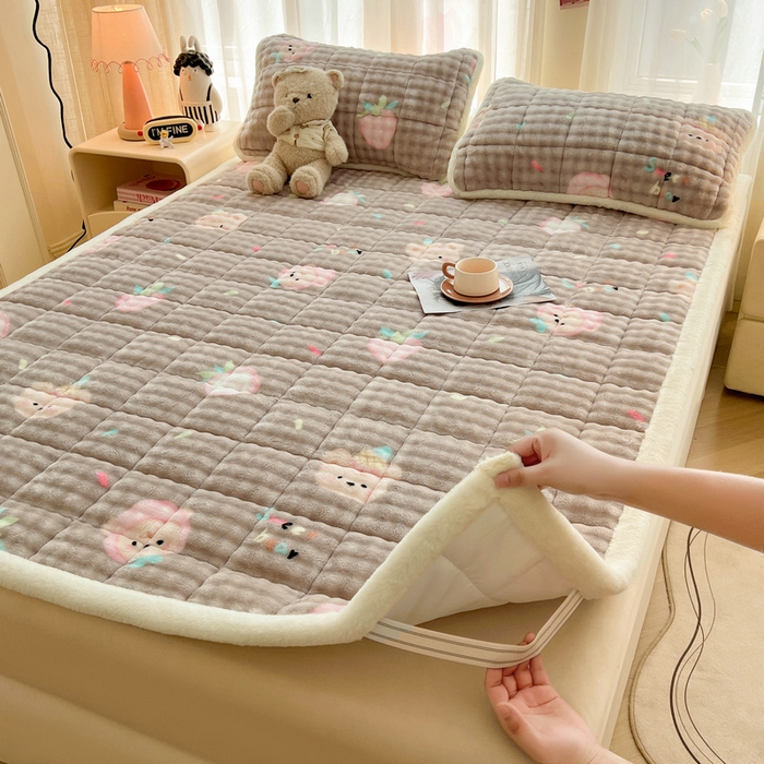 91家纺网 家纺一手货源 找家纺 梵朴 2025新款牛奶绒泡泡兔毛绒床垫学生宿舍床褥子床护垫大床款印花系列 咖底蛋糕熊