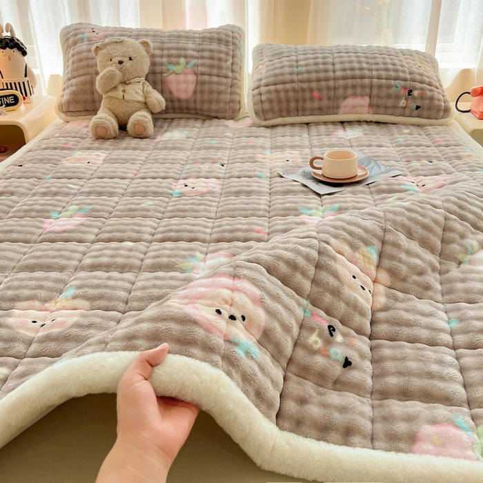 91家纺网 家纺一手货源 找家纺 梵朴 2025新款牛奶绒泡泡兔毛绒床垫学生宿舍床褥子床护垫大床款印花系列 咖底蛋糕熊