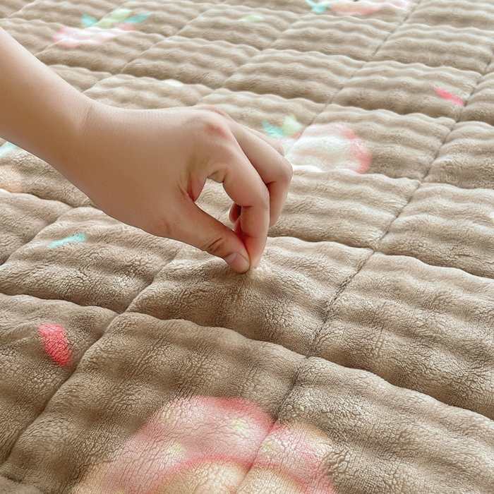 91家纺网 家纺一手货源 找家纺 梵朴 2025新款牛奶绒泡泡兔毛绒床垫学生宿舍床褥子床护垫大床款印花系列 咖底蛋糕熊