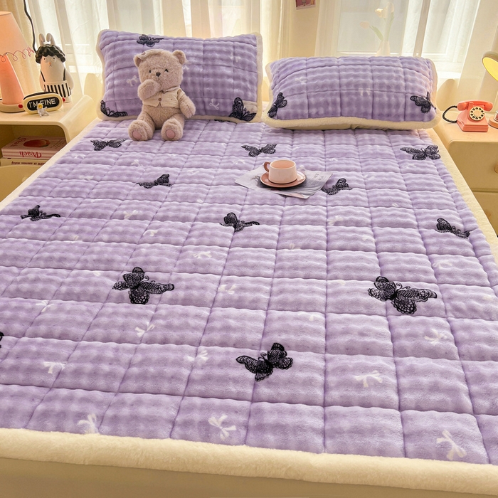91家纺网 家纺一手货源 找家纺 梵朴 2025新款牛奶绒泡泡兔毛绒床垫学生宿舍床褥子床护垫大床款印花系列 蕾丝蝴蝶结紫