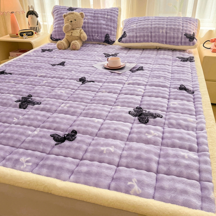 91家纺网 家纺一手货源 找家纺 梵朴 2025新款牛奶绒泡泡兔毛绒床垫学生宿舍床褥子床护垫大床款印花系列 蕾丝蝴蝶结紫