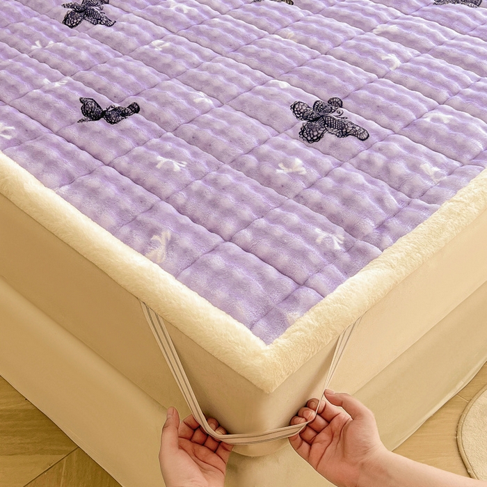 91家纺网 家纺一手货源 找家纺 梵朴 2025新款牛奶绒泡泡兔毛绒床垫学生宿舍床褥子床护垫大床款印花系列 蕾丝蝴蝶结紫