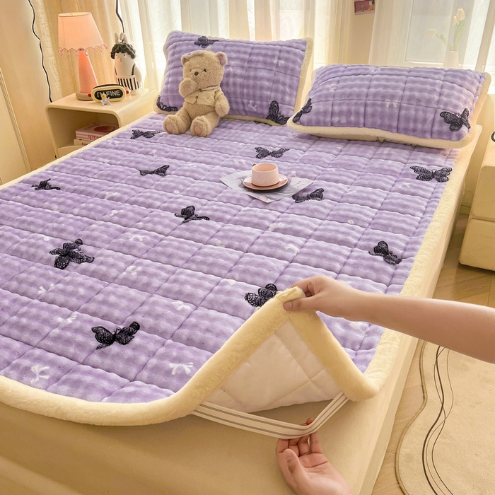 91家纺网 家纺一手货源 找家纺 梵朴 2025新款牛奶绒泡泡兔毛绒床垫学生宿舍床褥子床护垫大床款印花系列 蕾丝蝴蝶结紫