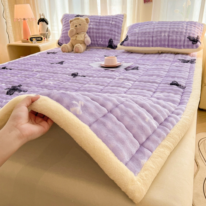 91家纺网 家纺一手货源 找家纺 梵朴 2025新款牛奶绒泡泡兔毛绒床垫学生宿舍床褥子床护垫大床款印花系列 蕾丝蝴蝶结紫