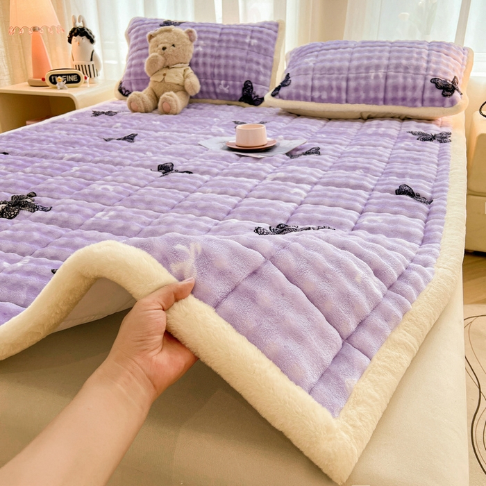 91家纺网 家纺一手货源 找家纺 梵朴 2025新款牛奶绒泡泡兔毛绒床垫学生宿舍床褥子床护垫大床款印花系列 蕾丝蝴蝶结紫