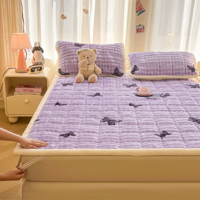 91家纺网 家纺一手货源 找家纺 梵朴 2025新款牛奶绒泡泡兔毛绒床垫学生宿舍床褥子床护垫大床款印花系列 蕾丝蝴蝶结紫