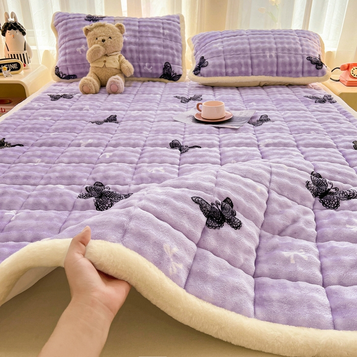 91家纺网 家纺一手货源 找家纺 梵朴 2025新款牛奶绒泡泡兔毛绒床垫学生宿舍床褥子床护垫大床款印花系列 蕾丝蝴蝶结紫