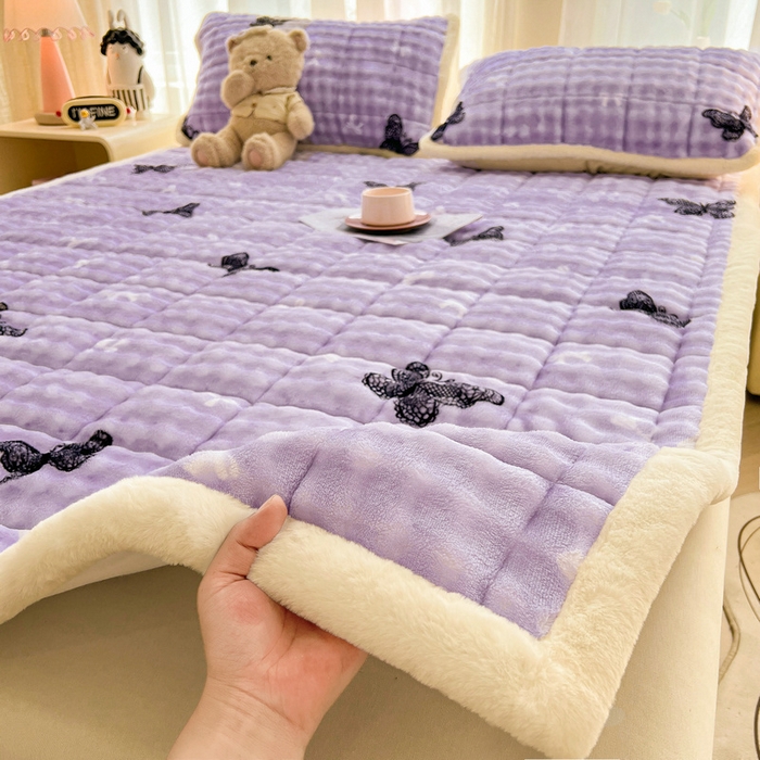 91家纺网 家纺一手货源 找家纺 梵朴 2025新款牛奶绒泡泡兔毛绒床垫学生宿舍床褥子床护垫大床款印花系列 蕾丝蝴蝶结紫