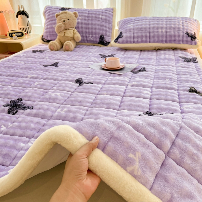 91家纺网 家纺一手货源 找家纺 梵朴 2025新款牛奶绒泡泡兔毛绒床垫学生宿舍床褥子床护垫大床款印花系列 蕾丝蝴蝶结紫