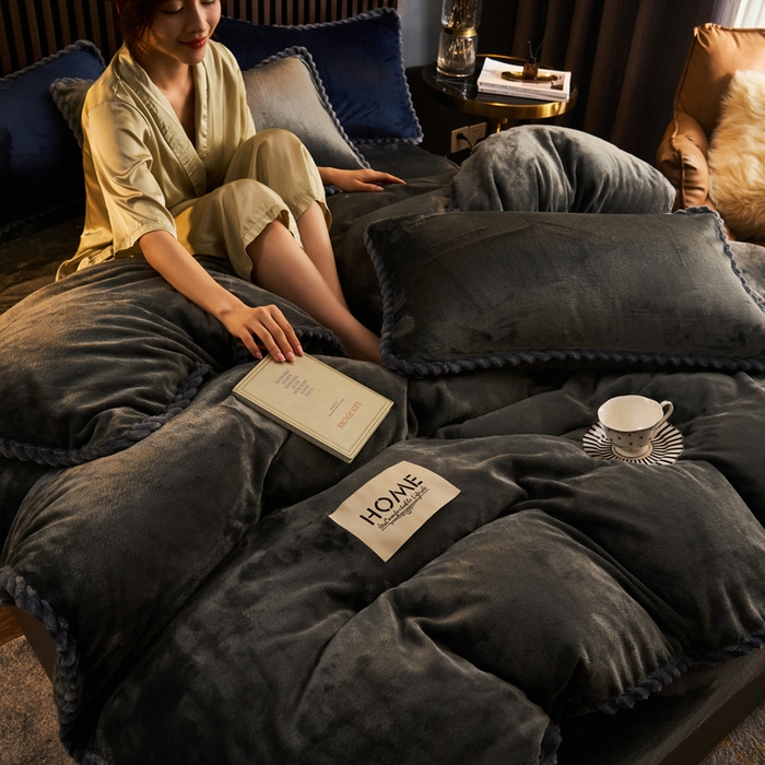 91家纺网 家纺一手货源 找家纺 早晨家纺 2025新款黑金牛奶绒纯色四件套-风格2 黑金-深灰
