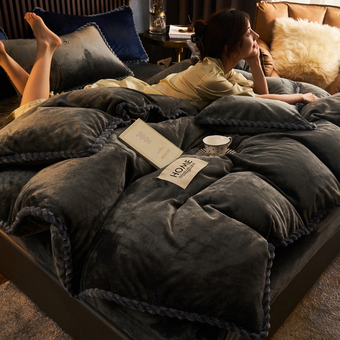 91家纺网 家纺一手货源 找家纺 早晨家纺 2025新款黑金牛奶绒纯色四件套-风格2 黑金-深灰
