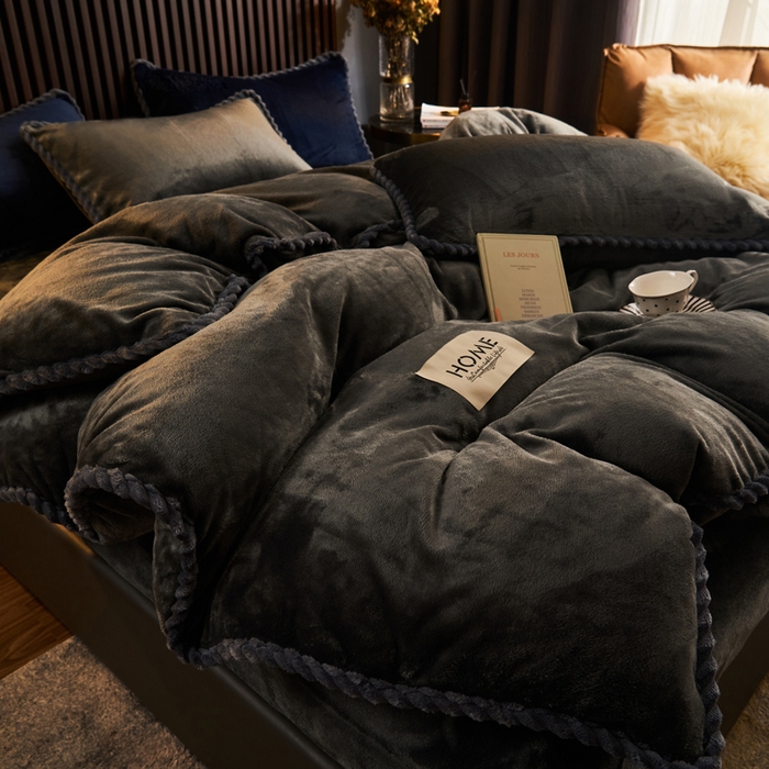 91家纺网 家纺一手货源 找家纺 早晨家纺 2025新款黑金牛奶绒纯色四件套-风格2 黑金-深灰