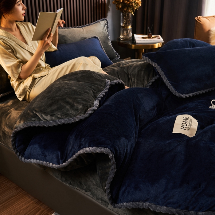 91家纺网 家纺一手货源 找家纺 早晨家纺 2025新款黑金牛奶绒纯色四件套-风格2 黑金-深蓝