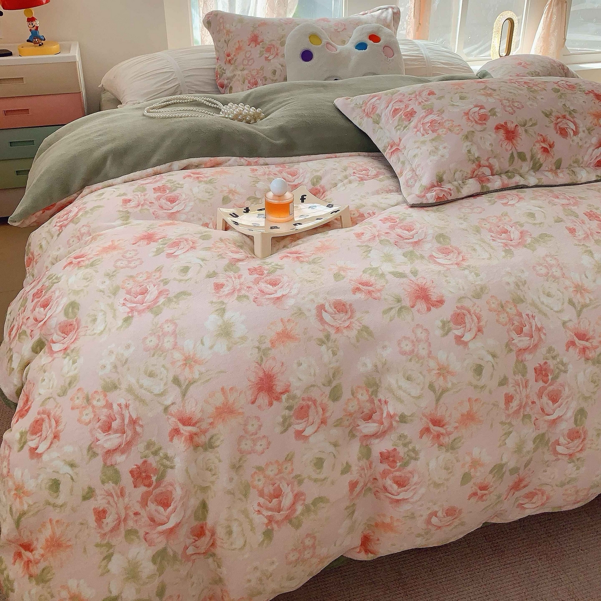 91家纺网 家纺一手货源 找家纺 莱豫家纺 2025新款加厚牛奶绒三件套四件套保暖不静电 花舞轻盈