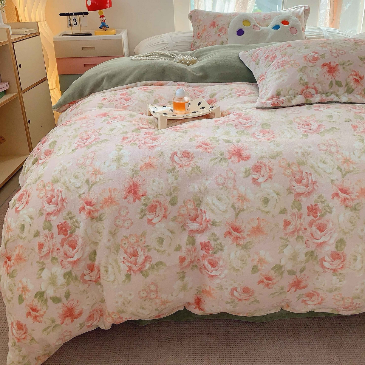 91家纺网 家纺一手货源 找家纺 莱豫家纺 2025新款加厚牛奶绒三件套四件套保暖不静电 花舞轻盈