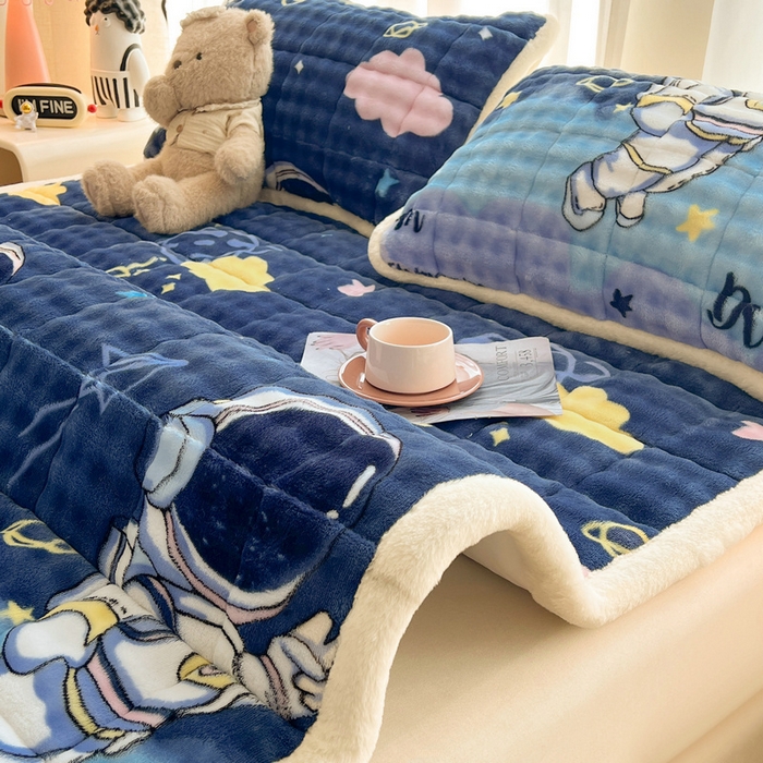 91家纺网 家纺一手货源 找家纺 梵朴 2025新款牛奶绒泡泡兔毛绒床垫学生宿舍床褥子床护垫大床款印花系列 梦幻太空人