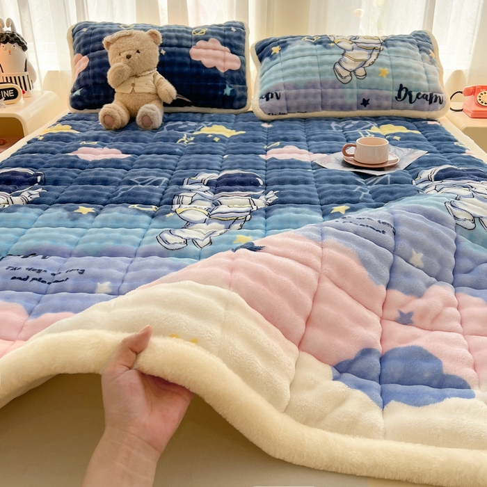 91家纺网 家纺一手货源 找家纺 梵朴 2025新款牛奶绒泡泡兔毛绒床垫学生宿舍床褥子床护垫大床款印花系列 梦幻太空人