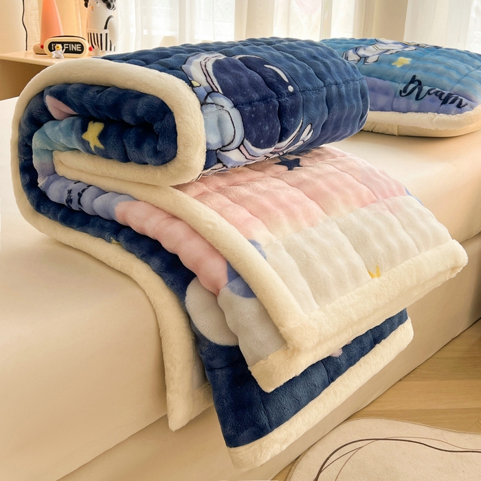 91家纺网 家纺一手货源 找家纺 梵朴 2025新款牛奶绒泡泡兔毛绒床垫学生宿舍床褥子床护垫大床款印花系列 梦幻太空人