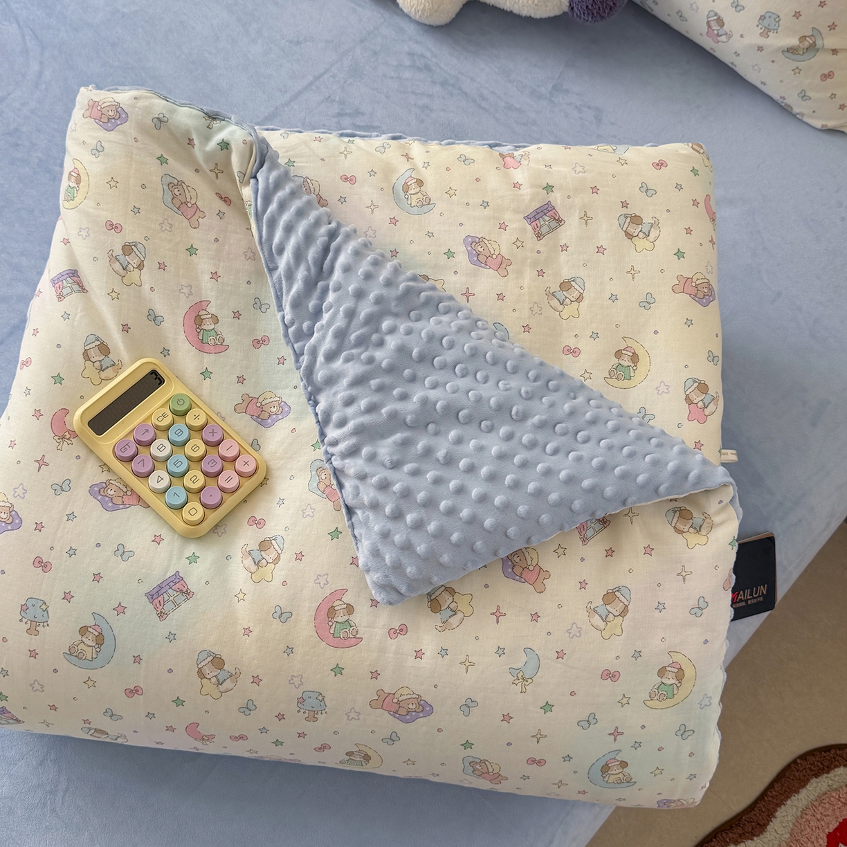 91家纺网 家纺一手货源 找家纺 麦伦家居 2025新款全棉双层纱3D豆豆被系列被子被芯（可配四件套） 晚安熊