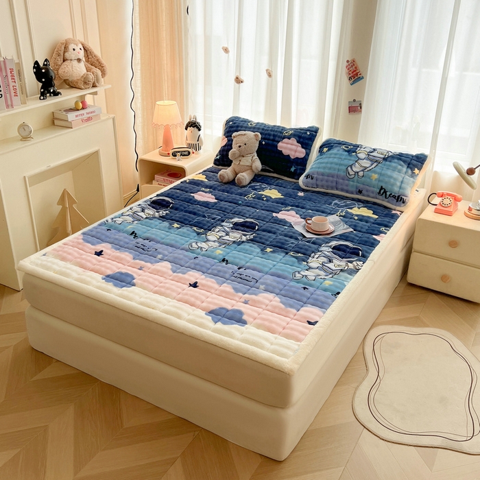 91家纺网 家纺一手货源 找家纺 梵朴 2025新款牛奶绒泡泡兔毛绒床垫学生宿舍床褥子床护垫大床款印花系列 梦幻太空人