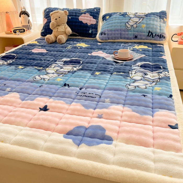 91家纺网 家纺一手货源 找家纺 梵朴 2025新款牛奶绒泡泡兔毛绒床垫学生宿舍床褥子床护垫大床款印花系列 梦幻太空人