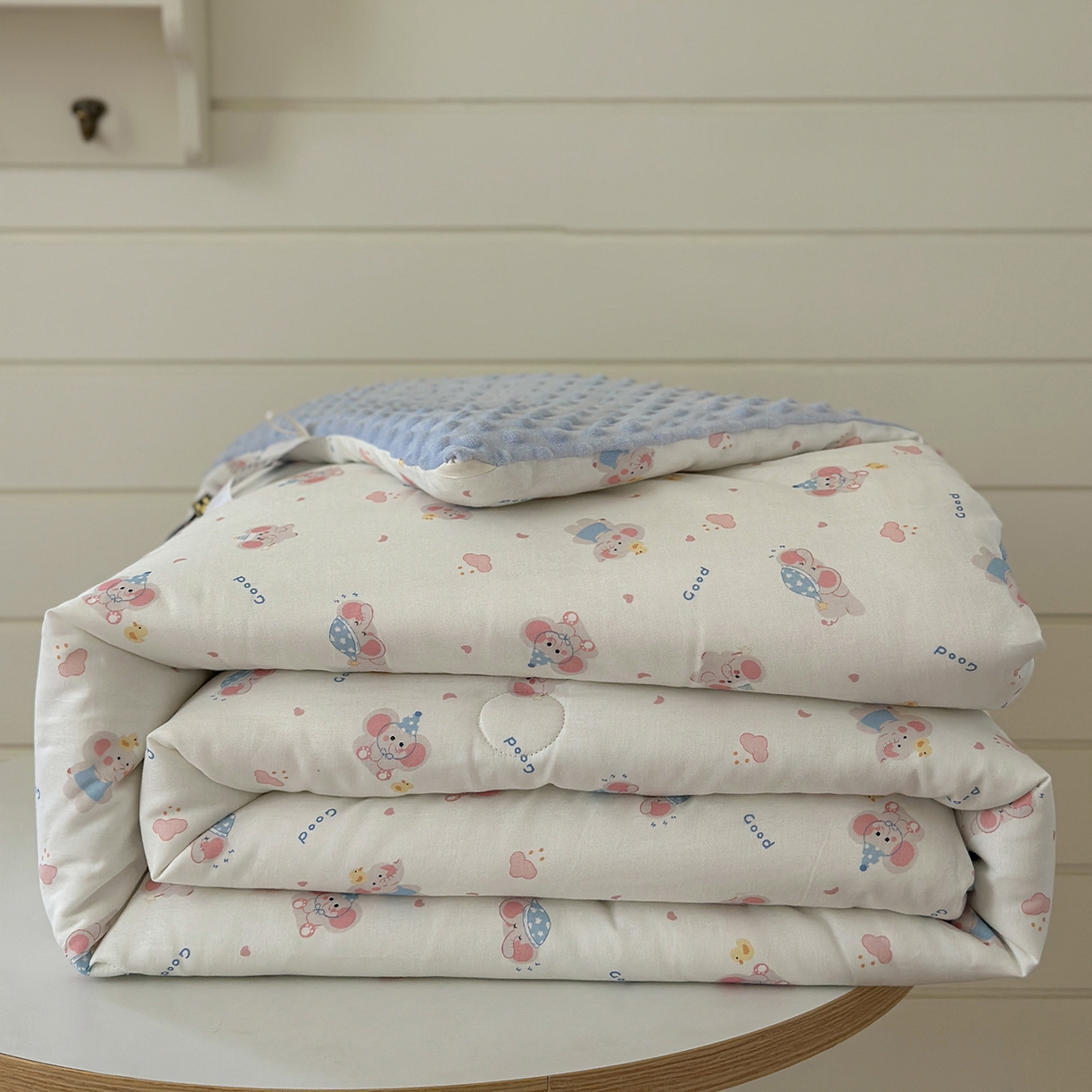 91家纺网 家纺一手货源 找家纺 麦伦家居 2025新款全棉双层纱3D豆豆被系列被子被芯（可配四件套） 小红象