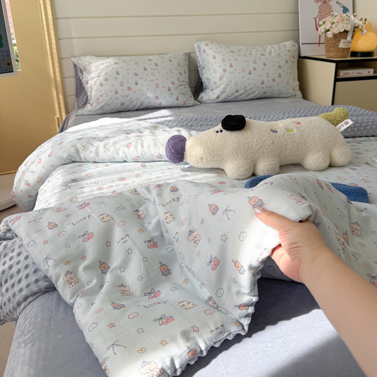 91家纺网 家纺一手货源 找家纺 麦伦家居 2025新款全棉双层纱3D豆豆被系列被子被芯（可配四件套） 皮皮象蓝