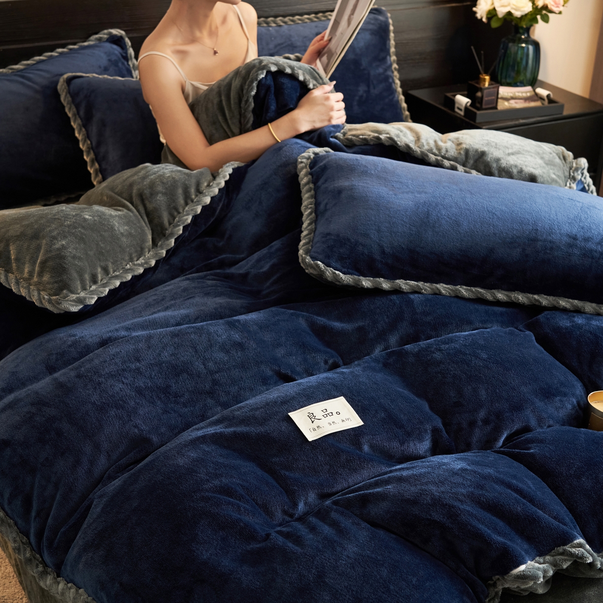 91家纺网 家纺一手货源 找家纺 早晨家纺 2025新款黑金牛奶绒纯色四件套-风格1 黑金-深蓝