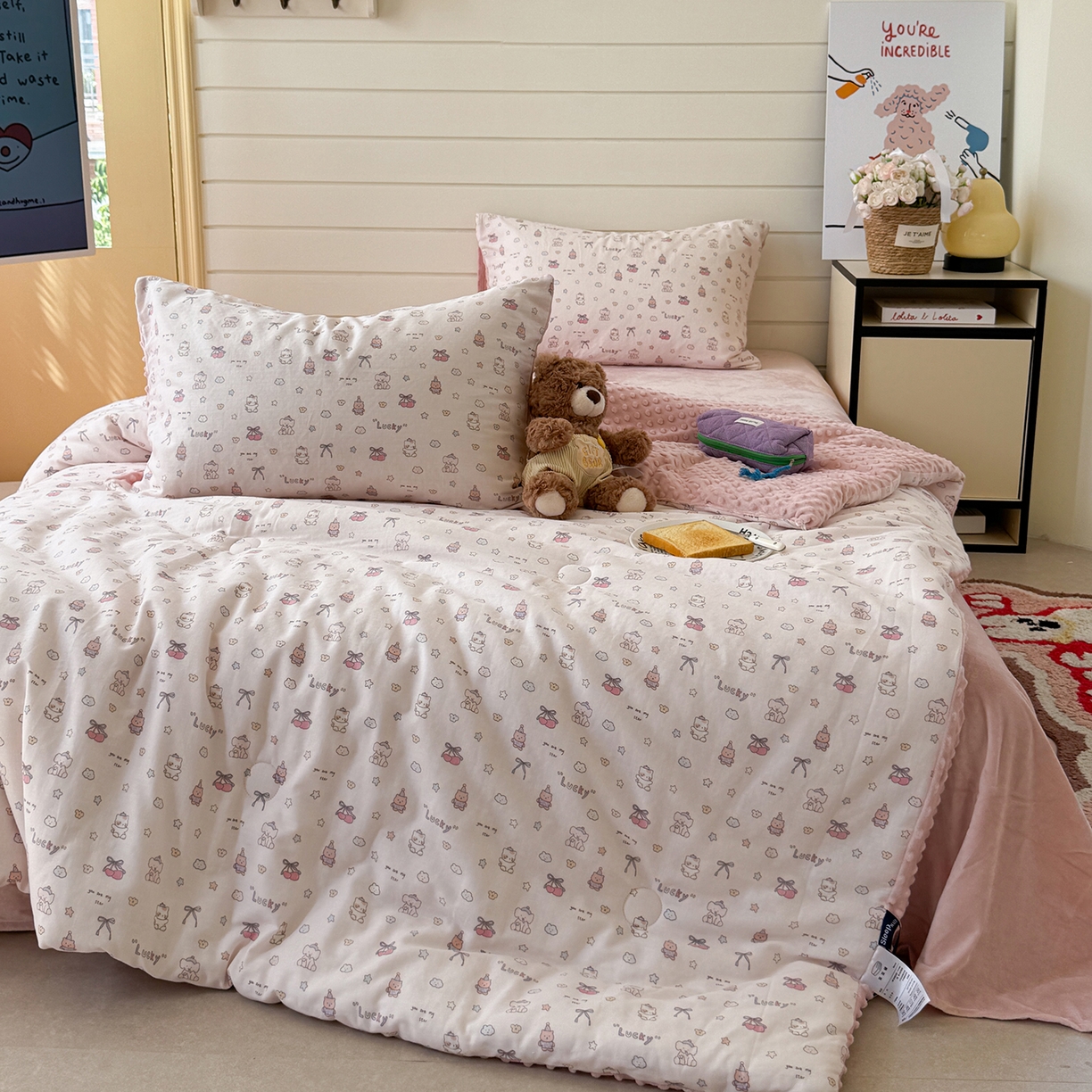 91家纺网 家纺一手货源 找家纺 麦伦家居 2025新款全棉双层纱3D豆豆被系列被子被芯（可配四件套） 皮皮象粉