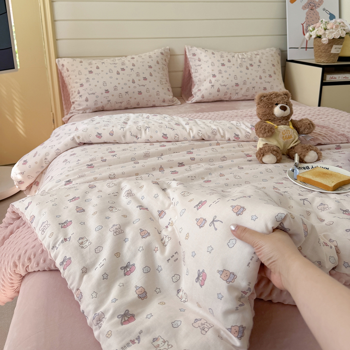 91家纺网 家纺一手货源 找家纺 麦伦家居 2025新款全棉双层纱3D豆豆被系列被子被芯（可配四件套） 皮皮象粉