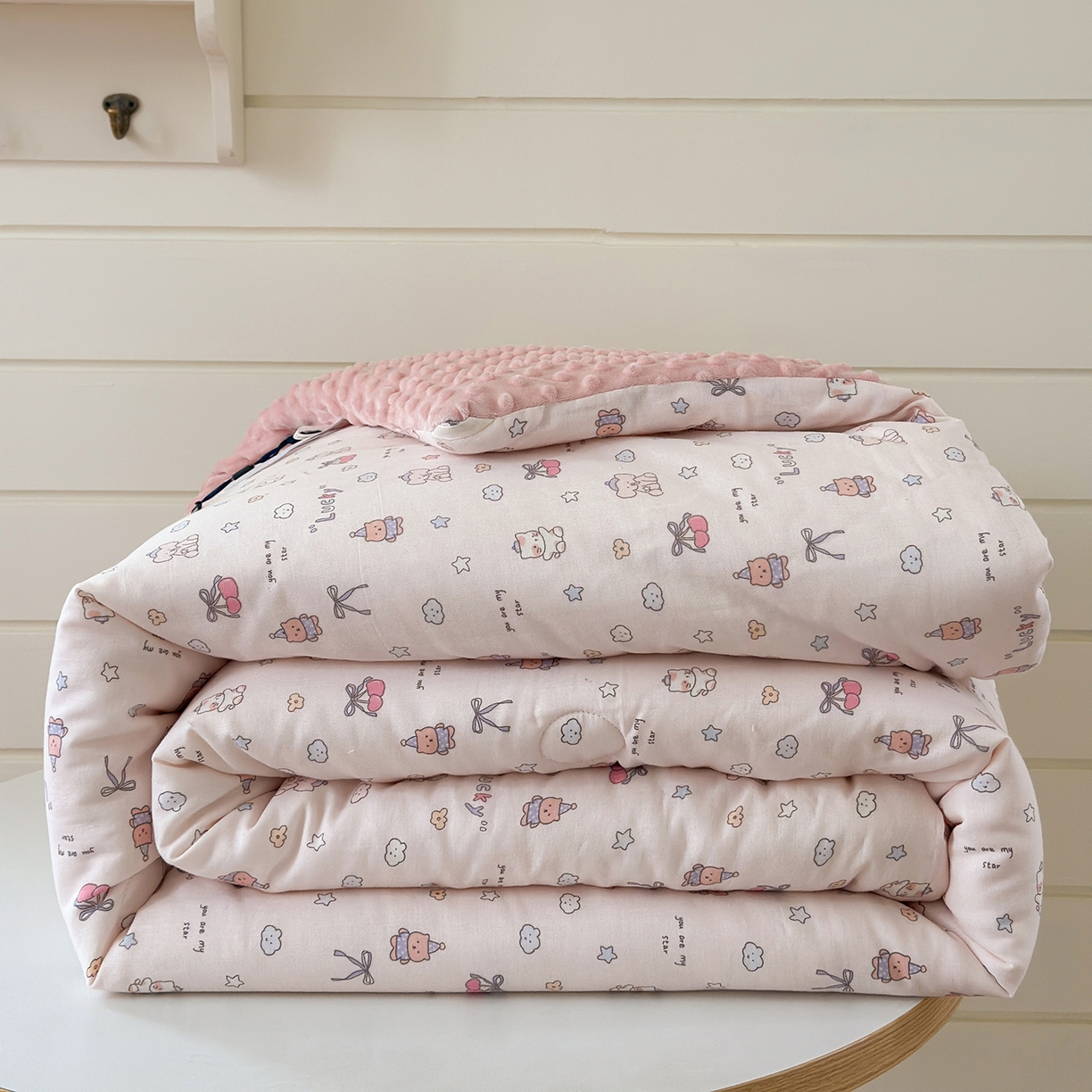 91家纺网 家纺一手货源 找家纺 麦伦家居 2025新款全棉双层纱3D豆豆被系列被子被芯（可配四件套） 皮皮象粉