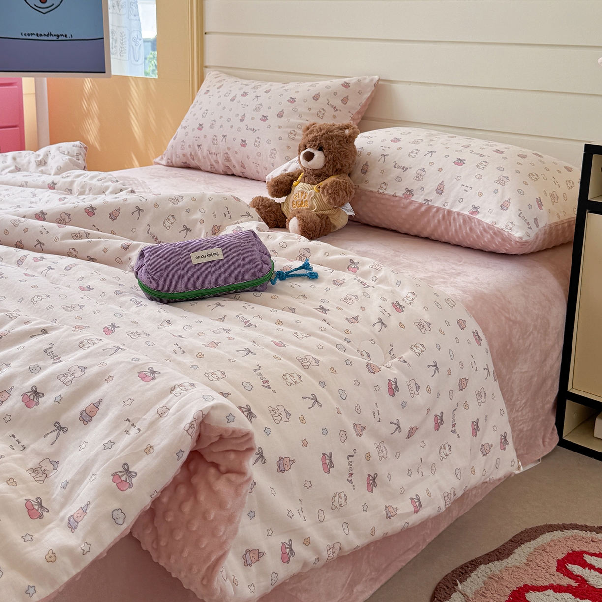 91家纺网 家纺一手货源 找家纺 麦伦家居 2025新款全棉双层纱3D豆豆被系列被子被芯（可配四件套） 皮皮象粉