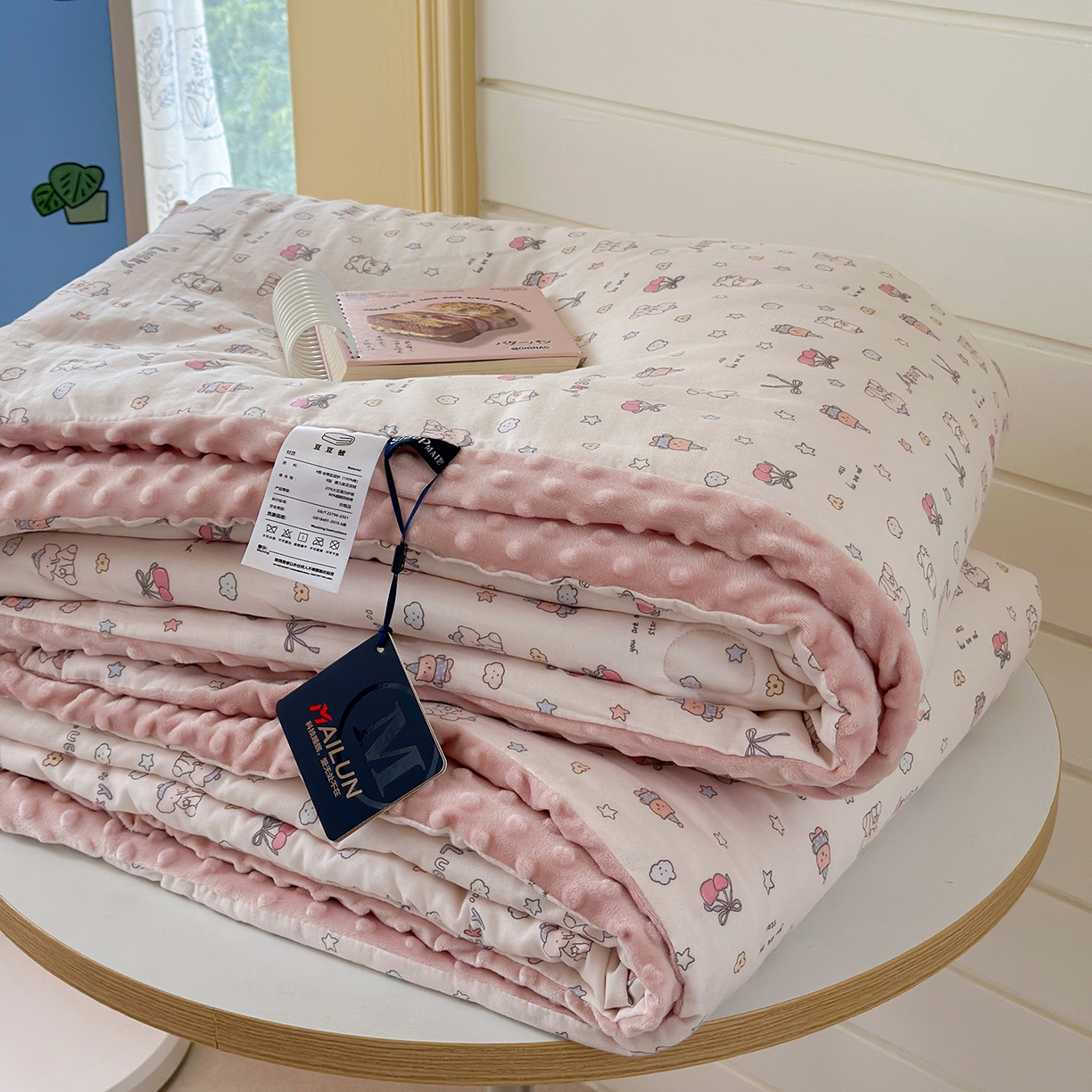 91家纺网 家纺一手货源 找家纺 麦伦家居 2025新款全棉双层纱3D豆豆被系列被子被芯（可配四件套） 皮皮象粉