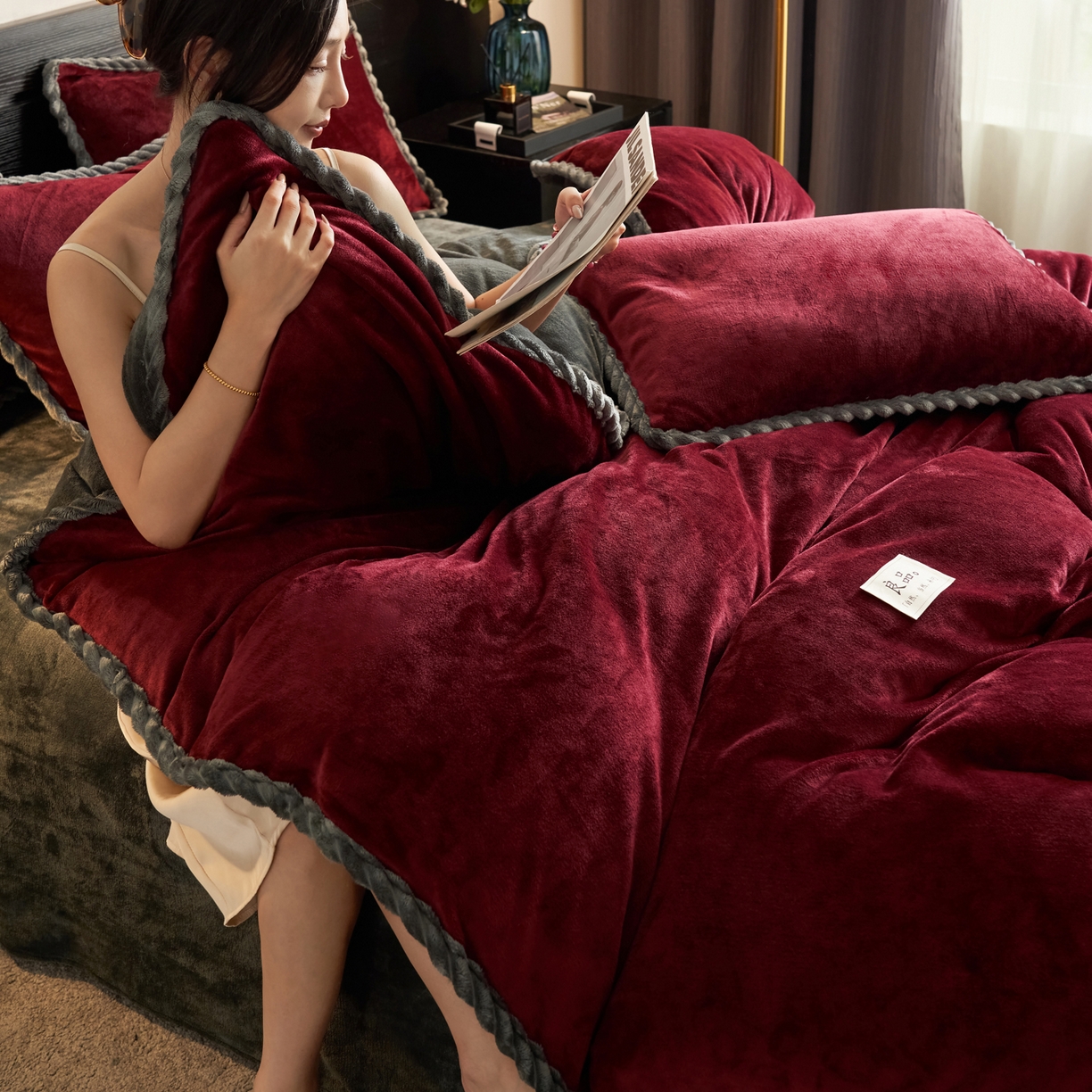 91家纺网 家纺一手货源 找家纺 早晨家纺 2025新款黑金牛奶绒纯色四件套-风格1 黑金-酒红