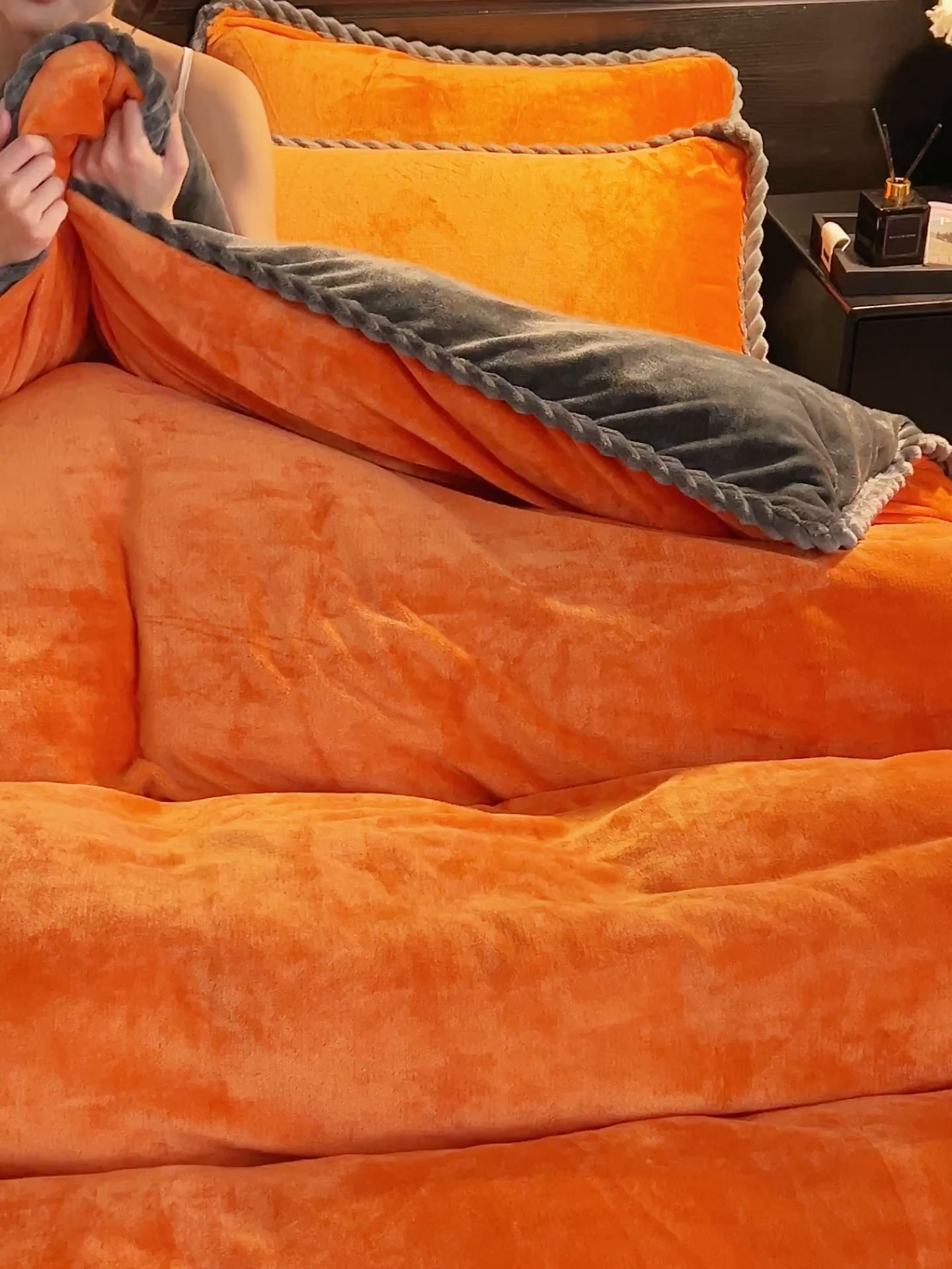 91家纺网 家纺一手货源 找家纺 早晨家纺 2025新款黑金牛奶绒纯色四件套-风格1 黑金-桔色