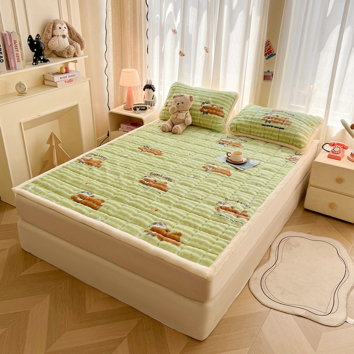 91家纺网 家纺一手货源 找家纺 梵朴 2025新款牛奶绒泡泡兔毛绒床垫学生宿舍床褥子床护垫大床款印花系列 趴趴熊