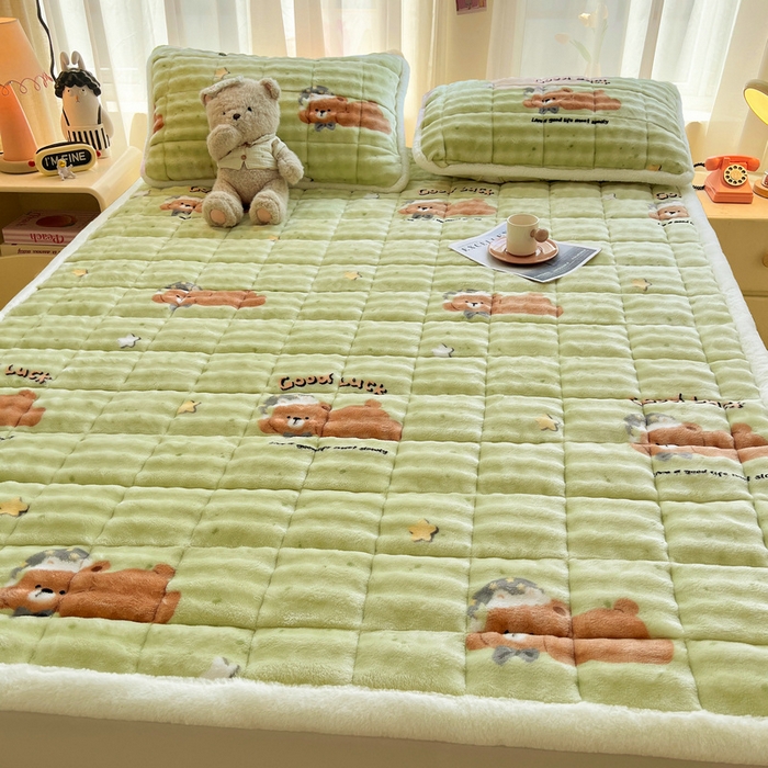 91家纺网 家纺一手货源 找家纺 梵朴 2025新款牛奶绒泡泡兔毛绒床垫学生宿舍床褥子床护垫大床款印花系列 趴趴熊