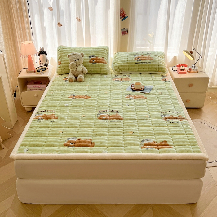 91家纺网 家纺一手货源 找家纺 梵朴 2025新款牛奶绒泡泡兔毛绒床垫学生宿舍床褥子床护垫大床款印花系列 趴趴熊