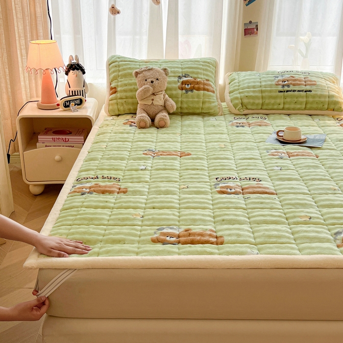 91家纺网 家纺一手货源 找家纺 梵朴 2025新款牛奶绒泡泡兔毛绒床垫学生宿舍床褥子床护垫大床款印花系列 趴趴熊