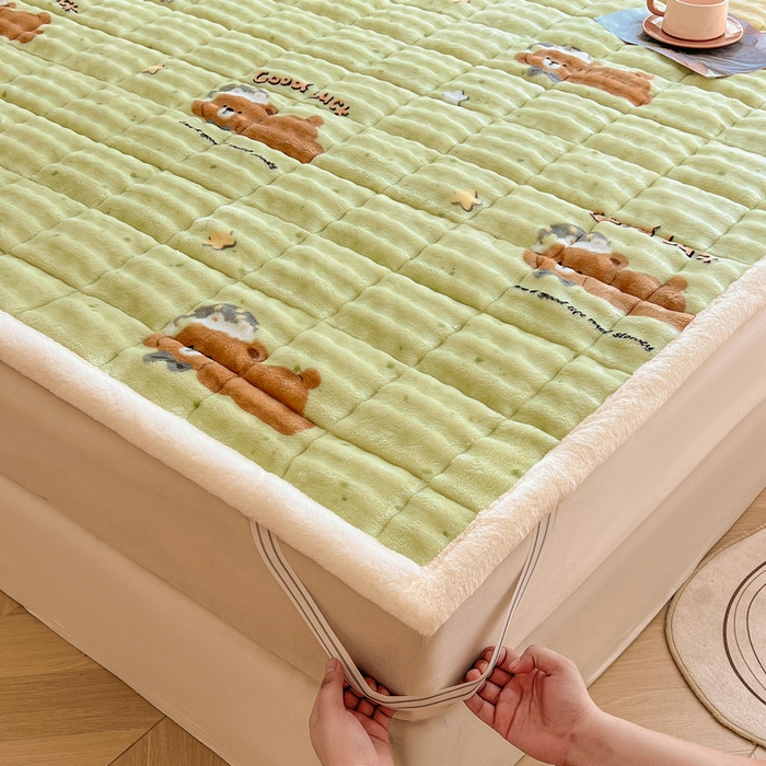 91家纺网 家纺一手货源 找家纺 梵朴 2025新款牛奶绒泡泡兔毛绒床垫学生宿舍床褥子床护垫大床款印花系列 趴趴熊