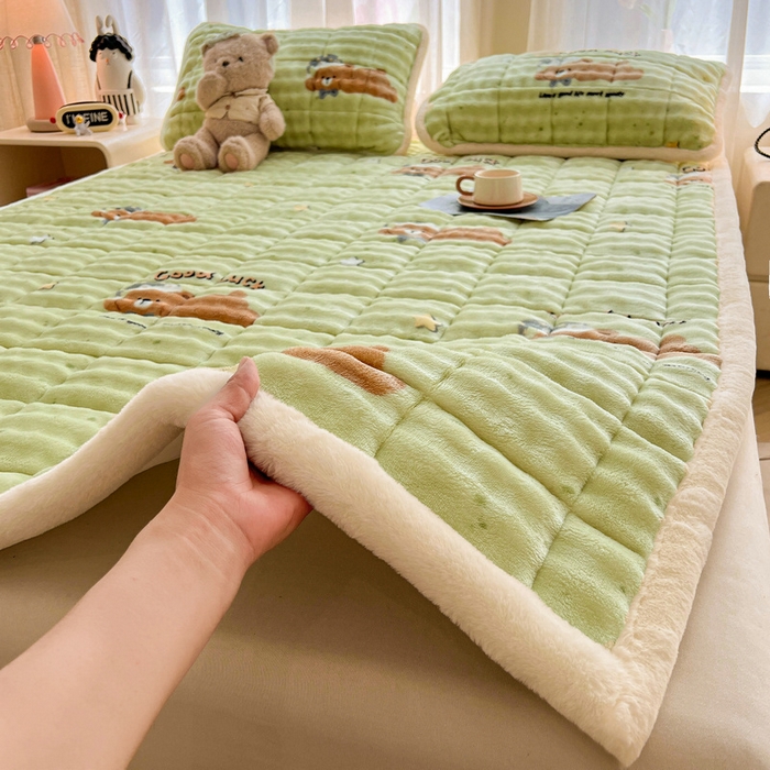 91家纺网 家纺一手货源 找家纺 梵朴 2025新款牛奶绒泡泡兔毛绒床垫学生宿舍床褥子床护垫大床款印花系列 趴趴熊