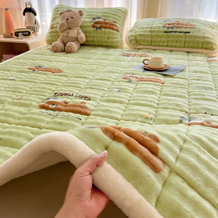 91家纺网 家纺一手货源 找家纺 梵朴 2025新款牛奶绒泡泡兔毛绒床垫学生宿舍床褥子床护垫大床款印花系列 趴趴熊