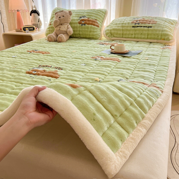 91家纺网 家纺一手货源 找家纺 梵朴 2025新款牛奶绒泡泡兔毛绒床垫学生宿舍床褥子床护垫大床款印花系列 趴趴熊