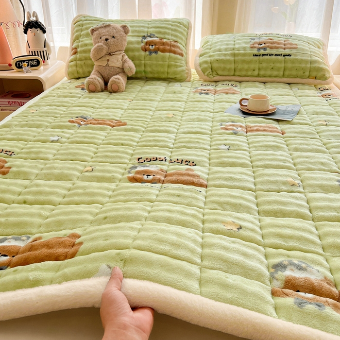 91家纺网 家纺一手货源 找家纺 梵朴 2025新款牛奶绒泡泡兔毛绒床垫学生宿舍床褥子床护垫大床款印花系列 趴趴熊