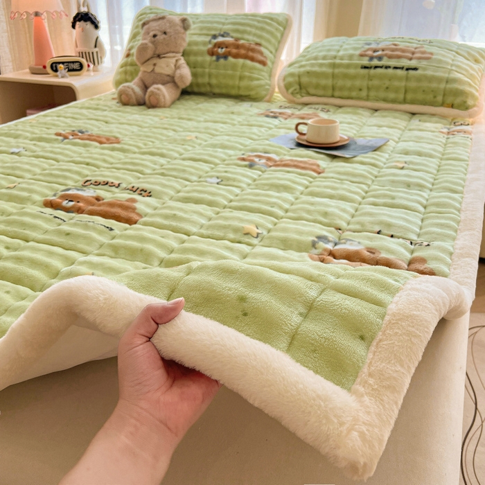 91家纺网 家纺一手货源 找家纺 梵朴 2025新款牛奶绒泡泡兔毛绒床垫学生宿舍床褥子床护垫大床款印花系列 趴趴熊