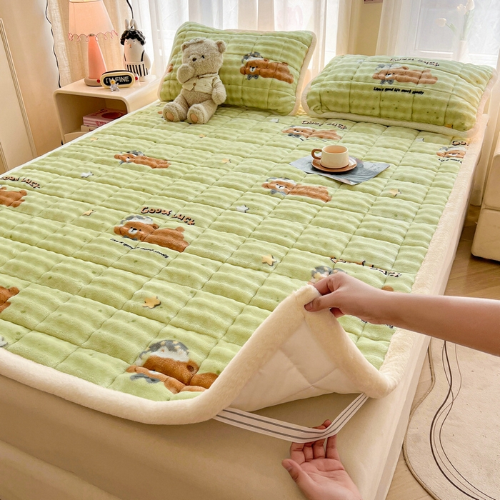 91家纺网 家纺一手货源 找家纺 梵朴 2025新款牛奶绒泡泡兔毛绒床垫学生宿舍床褥子床护垫大床款印花系列 趴趴熊