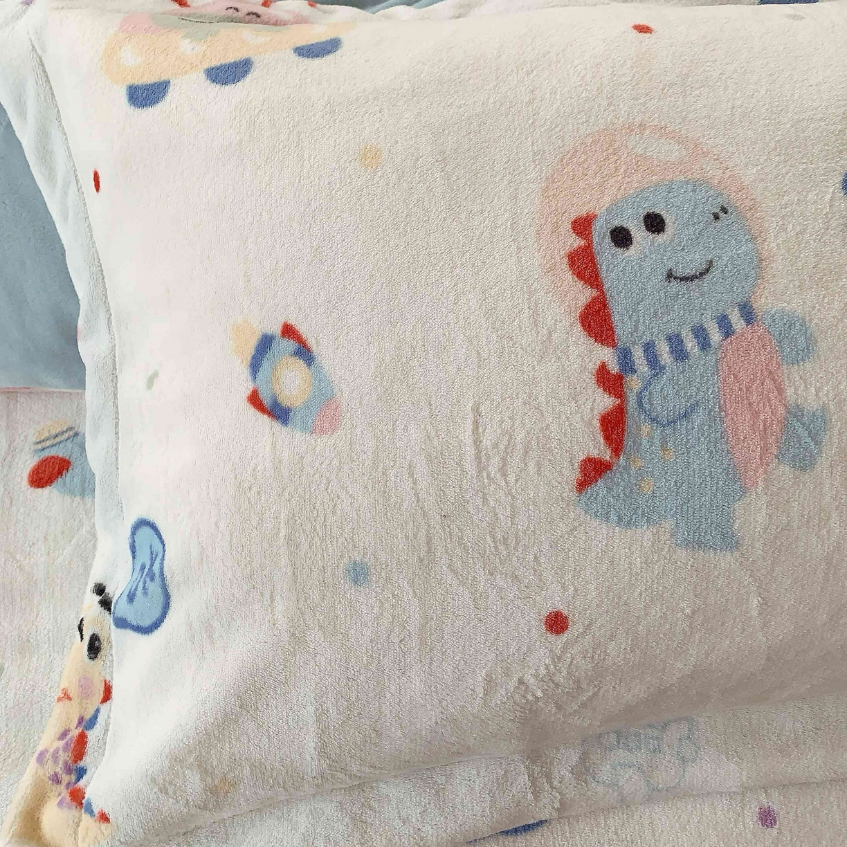 91家纺网 家纺一手货源 找家纺 莱豫家纺 2025新款加厚牛奶绒三件套四件套保暖不静电 恐龙星球