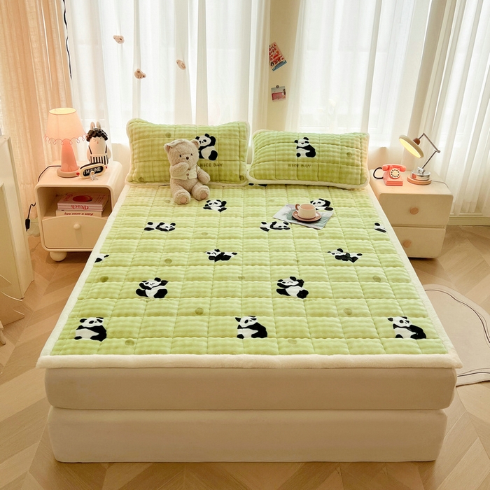 91家纺网 家纺一手货源 找家纺 梵朴 2025新款牛奶绒泡泡兔毛绒床垫学生宿舍床褥子床护垫大床款印花系列 顽皮小熊猫