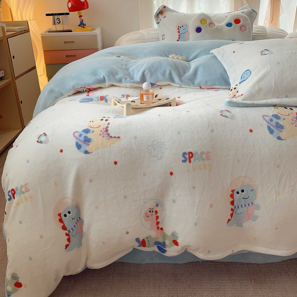 91家纺网 家纺一手货源 找家纺 莱豫家纺 2025新款加厚牛奶绒三件套四件套保暖不静电 恐龙星球