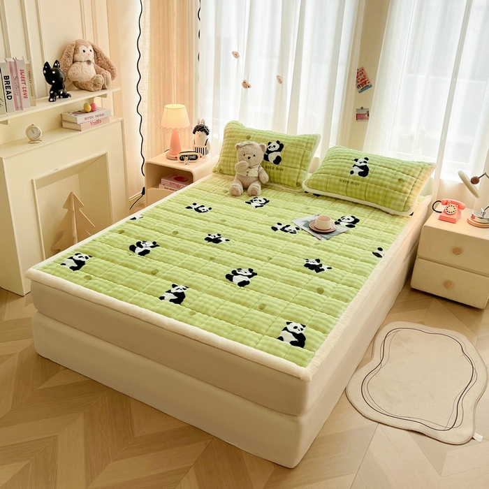 91家纺网 家纺一手货源 找家纺 梵朴 2025新款牛奶绒泡泡兔毛绒床垫学生宿舍床褥子床护垫大床款印花系列 顽皮小熊猫